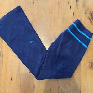 Navy blue lululemon flare leggings